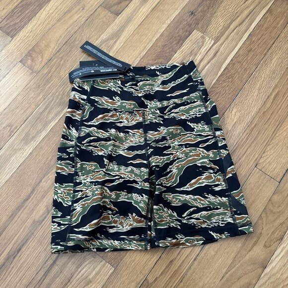 Virus Women's Active Embark 6" Biker Shorts CA4 Jungle Camo Small NWT - Picture 1 of 4